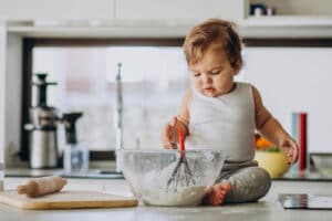 bebe fazendo receitas