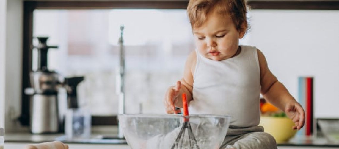 bebe fazendo receitas